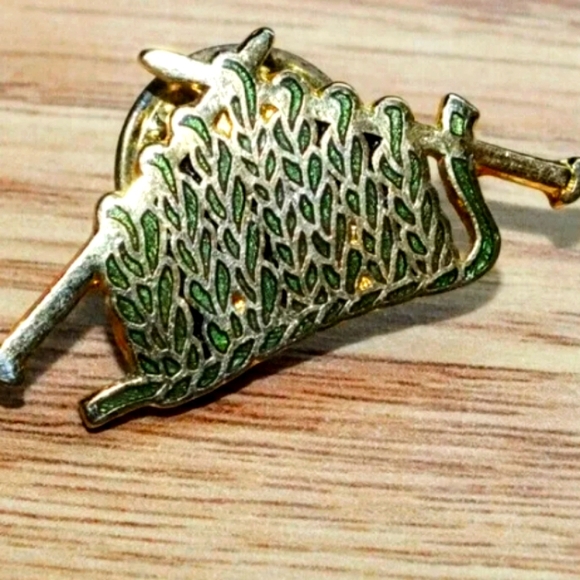 Vintage collectible knitting lapel pin - Picture 1 of 5